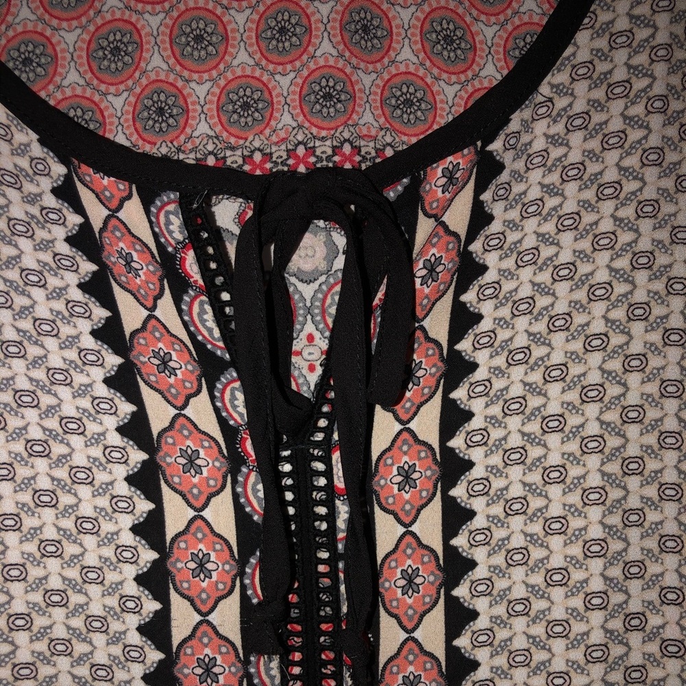 flowy pattern top - Picture 2 of 3